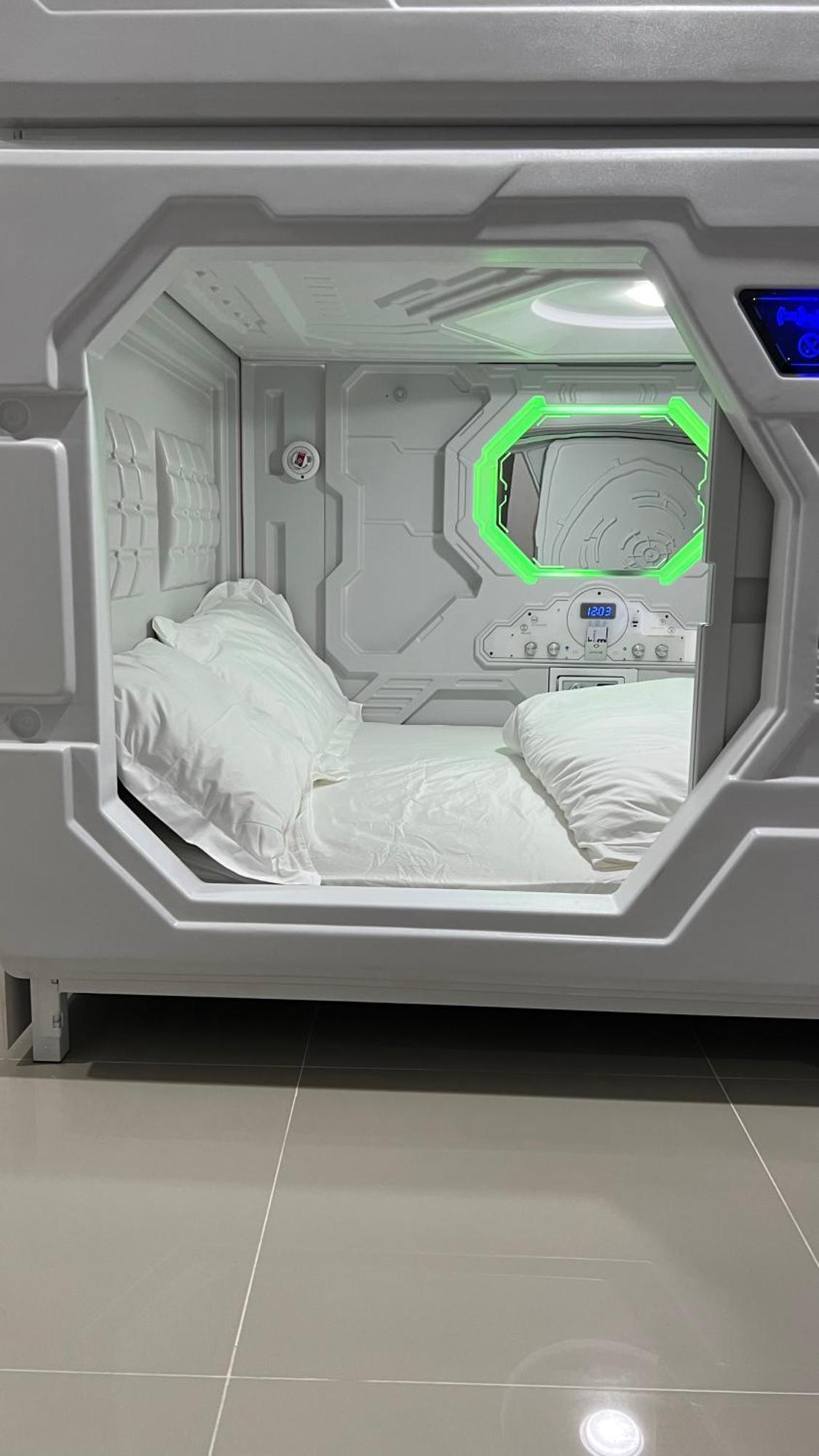 Kiwi Capsule Hotel Bangkok Exterior foto