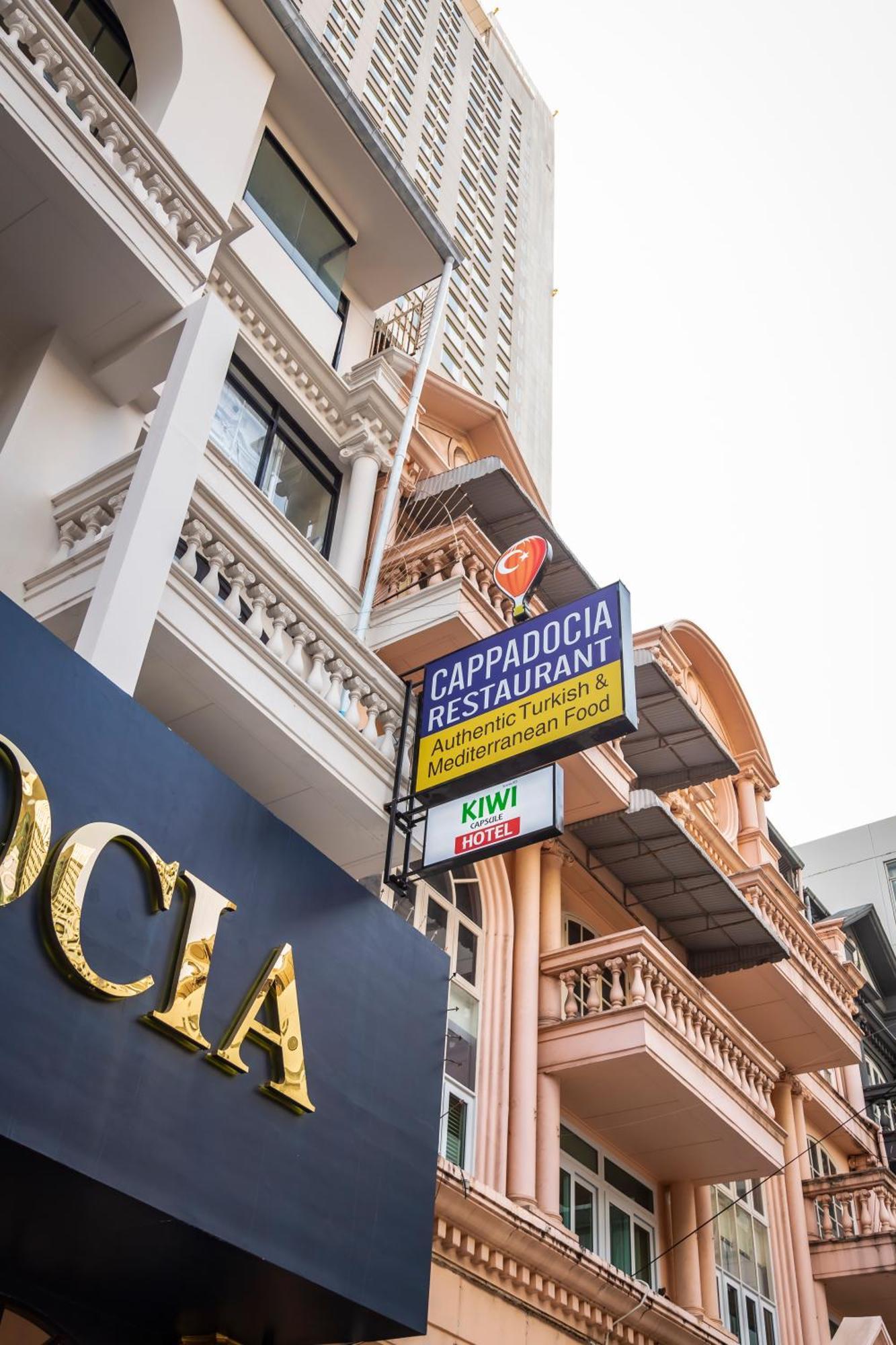 Kiwi Capsule Hotel Bangkok Exterior foto
