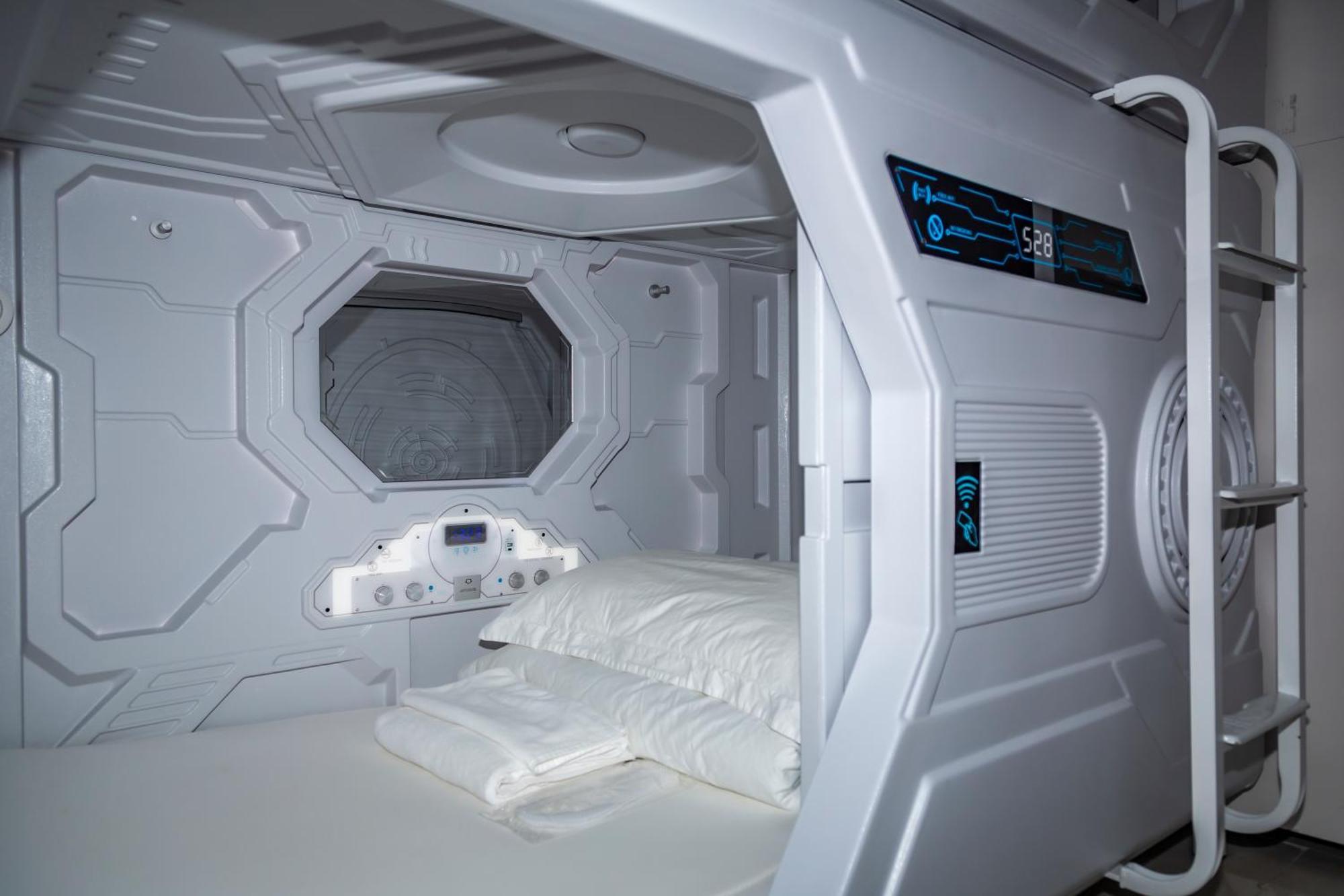 Kiwi Capsule Hotel Bangkok Exterior foto