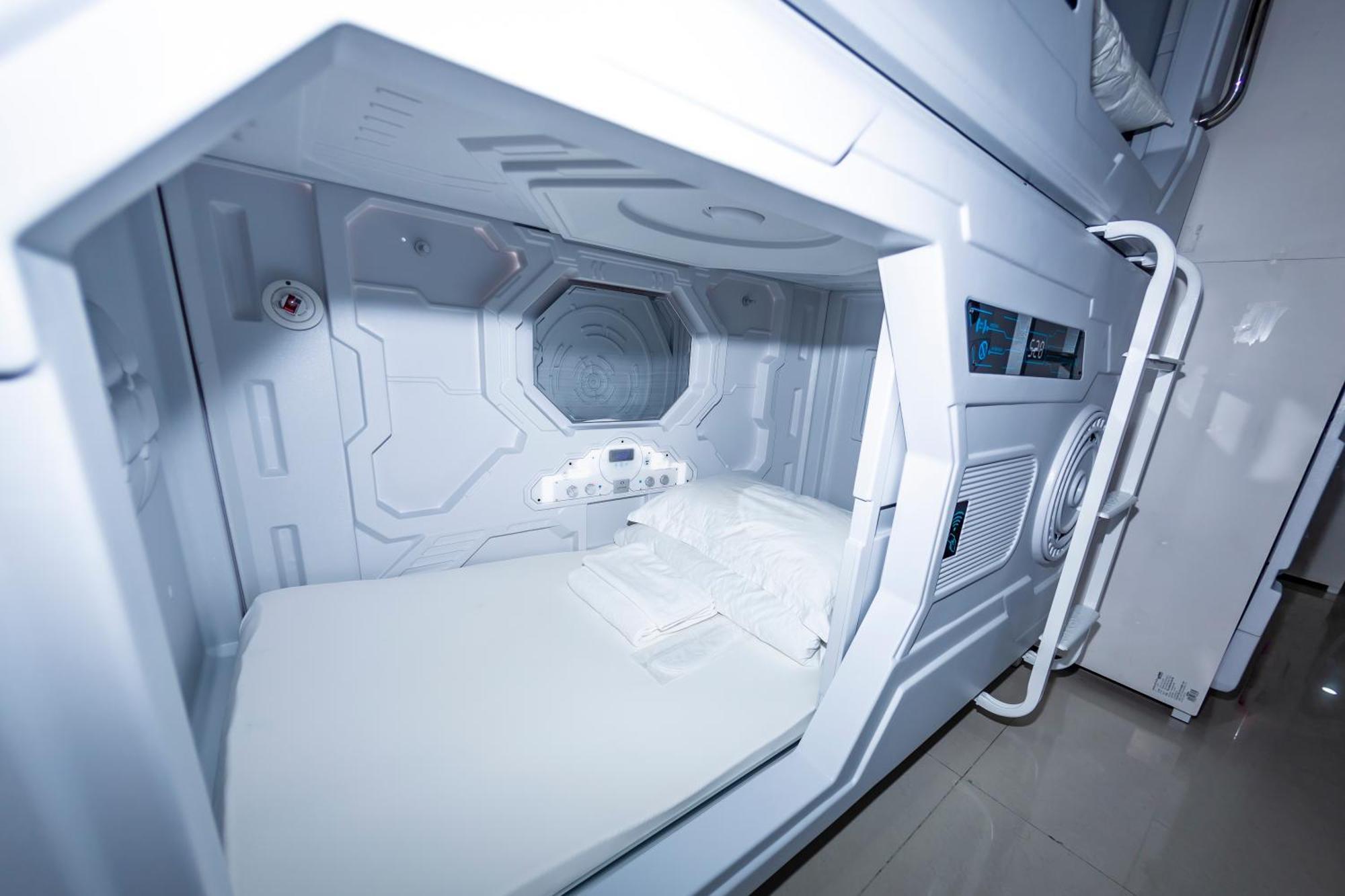 Kiwi Capsule Hotel Bangkok Exterior foto