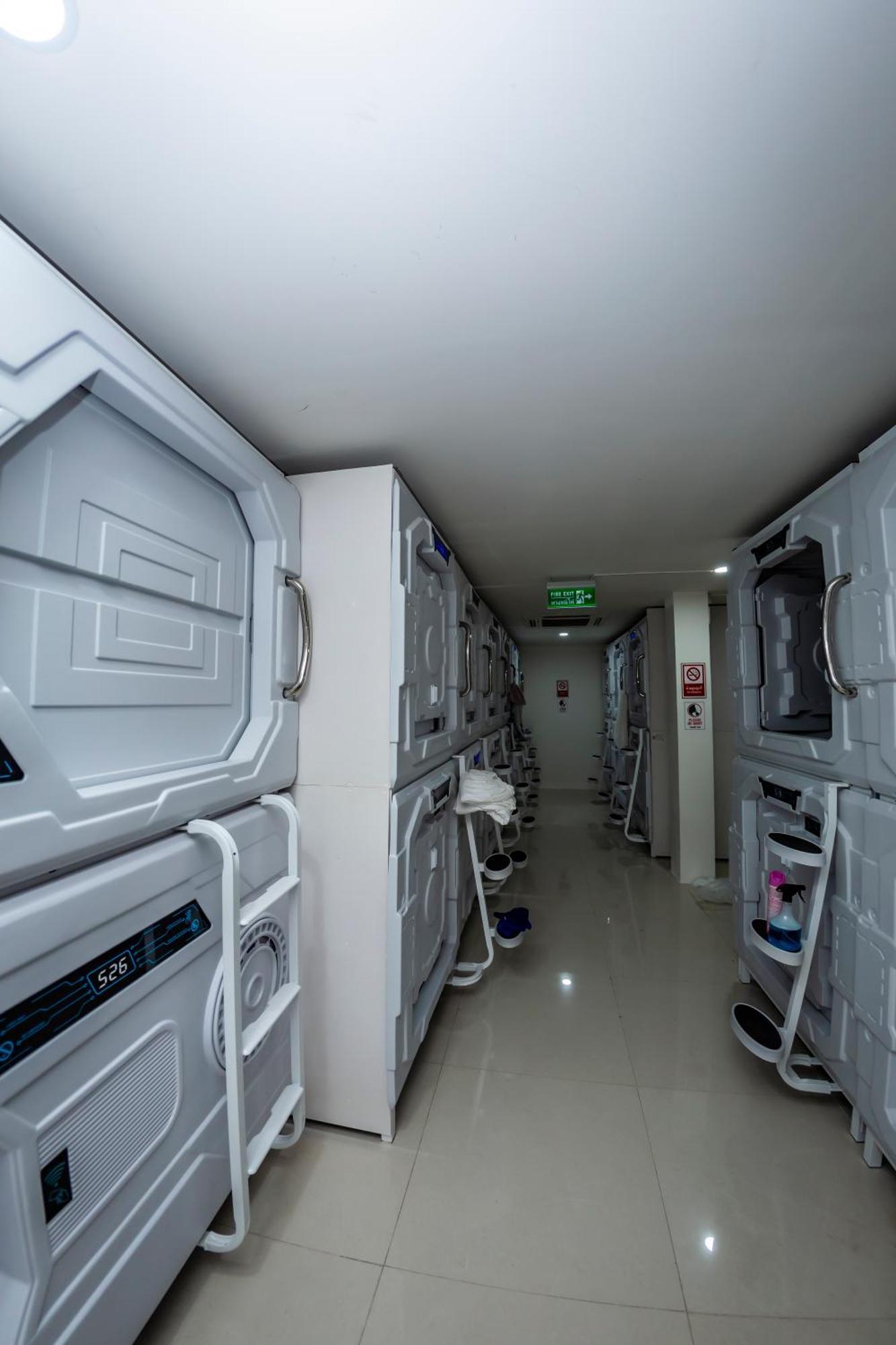 Kiwi Capsule Hotel Bangkok Exterior foto